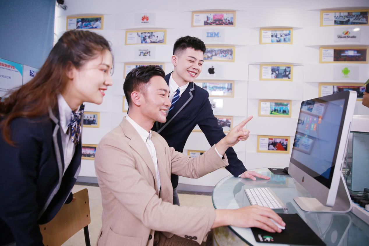 What？聽說新華云課堂能帶你走出傳統(tǒng)課堂，享受個性化學(xué)習(xí)！