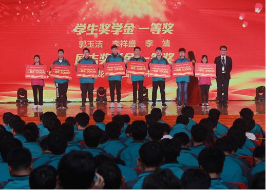 新華電腦教育：帶薪實訓(xùn)，邊拿薪水邊學(xué)習(xí)