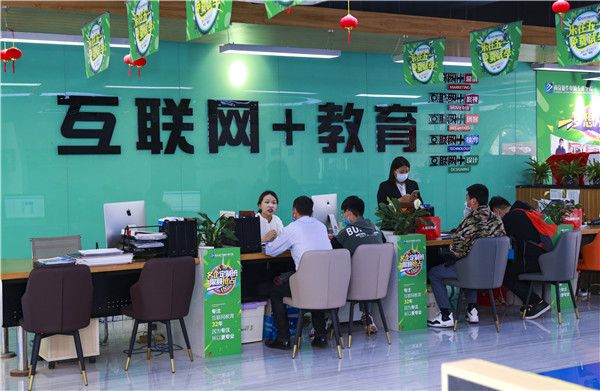 【南京新華五一試學(xué)營(yíng)】試學(xué)火爆，歡迎新同學(xué)來(lái)到南京新華~