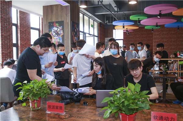 就業(yè)保障丨千企萬崗進(jìn)校園，助力學(xué)子精準(zhǔn)就業(yè)！
