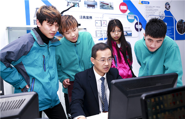 初<a href=http://njxh.cn target=_blank class=infotextkey>高中</a>畢業(yè)學(xué)技術(shù)選<a href=http://njxh.cn target=_blank class=infotextkey>專業(yè)</a>，什么行業(yè)有前景？