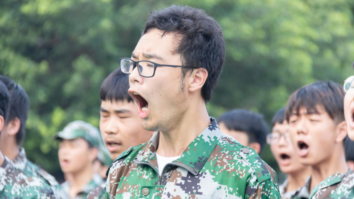 新華“三教三訓(xùn)”之軍訓(xùn)|揮灑汗水書寫迷彩青春！