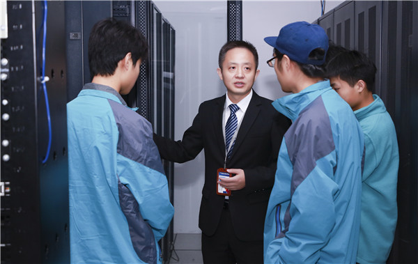 初<a href=http://njxh.cn target=_blank class=infotextkey>高中</a>畢業(yè)學(xué)什么好？