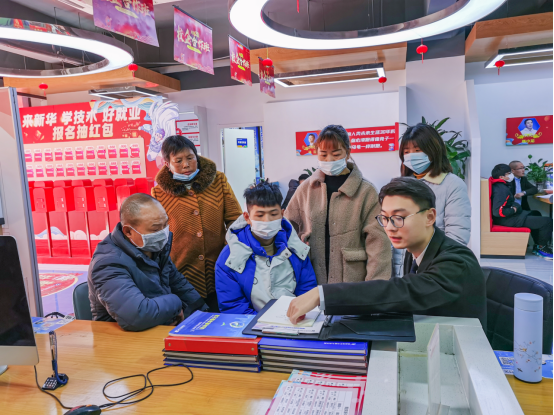 南京新華電腦專修學院330校園專場咨詢?nèi)栈顒映晒εe辦！