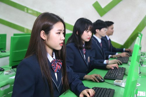 女生初中畢業(yè)學(xué)什么？女生適合學(xué)互聯(lián)網(wǎng)嗎？