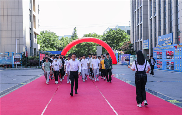巔峰實(shí)習(xí)，京彩有你 ——南京新華京東618實(shí)習(xí)項(xiàng)目總結(jié)與表彰大會(huì)圓滿結(jié)束