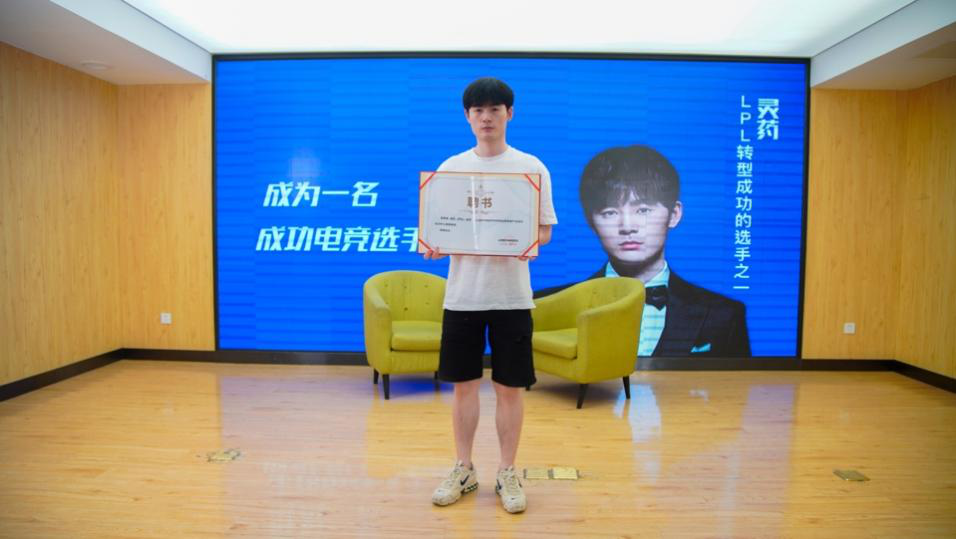 傳遞向上力量！新華電腦學(xué)?！独蠋焷砹恕?月繼續(xù)開講！