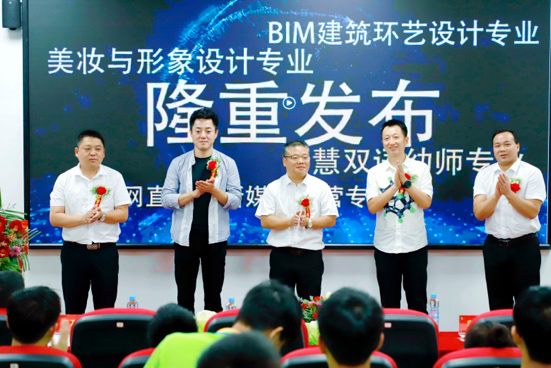傳遞向上力量！新華電腦學(xué)?！独蠋焷砹恕?月繼續(xù)開講！
