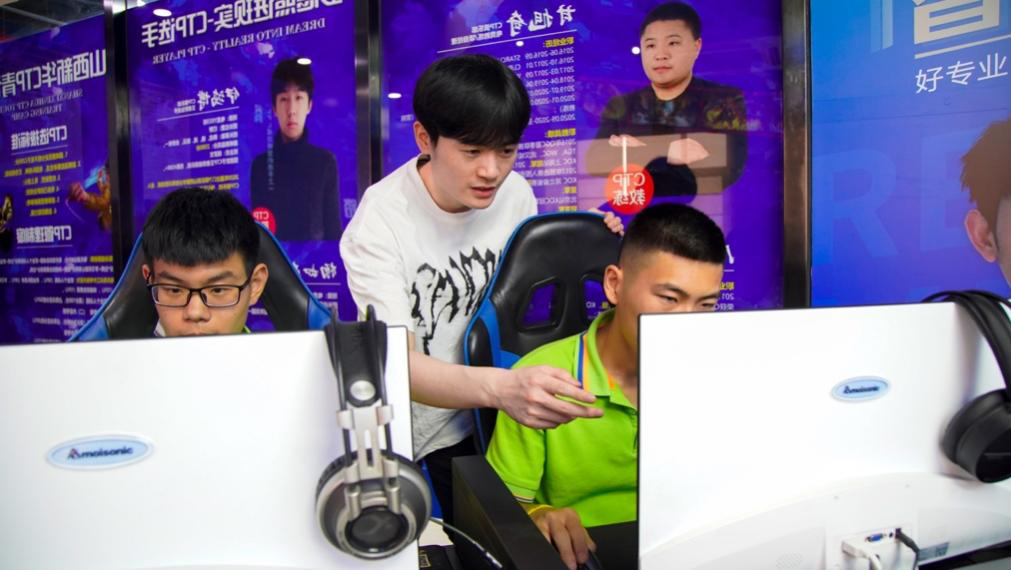 傳遞向上力量！新華電腦學(xué)?！独蠋焷砹恕?月繼續(xù)開講！