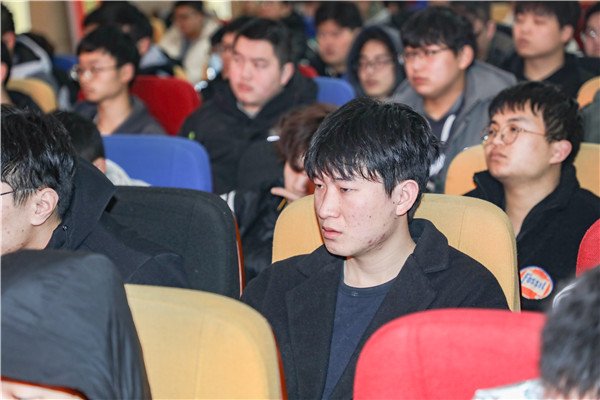 就業(yè)問題是重大的經(jīng)濟社會問題，具有重要性、緊迫性和長期性，“就業(yè)難”成了絕大多數(shù)年輕人心中的困惑。為幫助我校學(xué)生做出清晰明確的就業(yè)規(guī)劃，提高同學(xué)們的就業(yè)競爭力，2022年2月25日上午，南京新華平面設(shè)計的聞繪敏講師于學(xué)術(shù)報告廳為同學(xué)們開展了以“新職業(yè)，新技術(shù)，新青年”為主題的畢業(yè)生職業(yè)規(guī)劃及求職技巧講座。