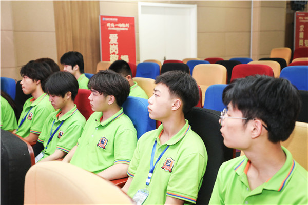為幫助我校學(xué)生明確職業(yè)生涯規(guī)劃，確定個(gè)人職業(yè)方向，強(qiáng)化職業(yè)規(guī)劃意識，更好地樹立個(gè)人理想，2022年7月29日，南京新華電腦專修學(xué)校在學(xué)術(shù)報(bào)告廳舉行第十二屆職業(yè)生涯規(guī)劃演講大賽