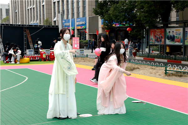 “三八”國(guó)際婦女節(jié)來(lái)臨，南京新華向所有女性致以節(jié)日最美好的祝福！