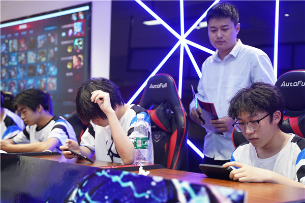 恭喜！我校學(xué)生代表隊(duì)榮獲2023 年“迎亞運(yùn)”新華電腦教育王者榮耀電競對抗賽亞軍
