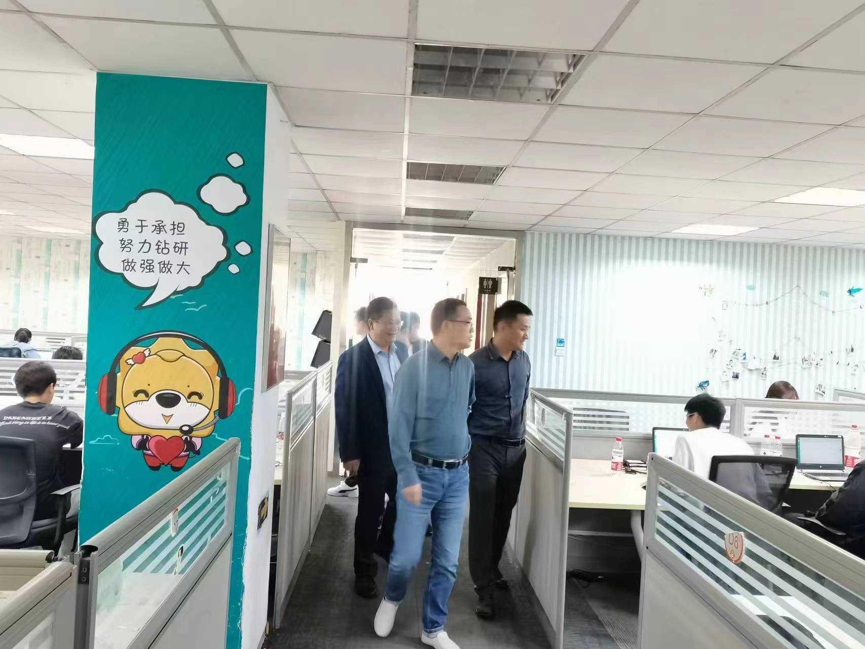 回訪企業(yè)實習(xí)學(xué)生，關(guān)懷職業(yè)成長道路