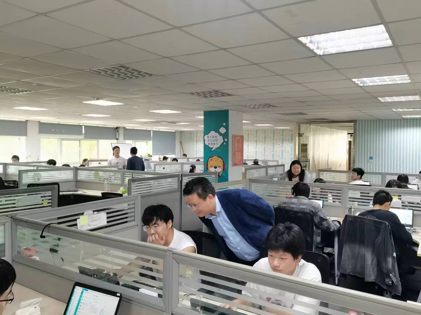 回訪企業(yè)實習(xí)學(xué)生，關(guān)懷職業(yè)成長道路