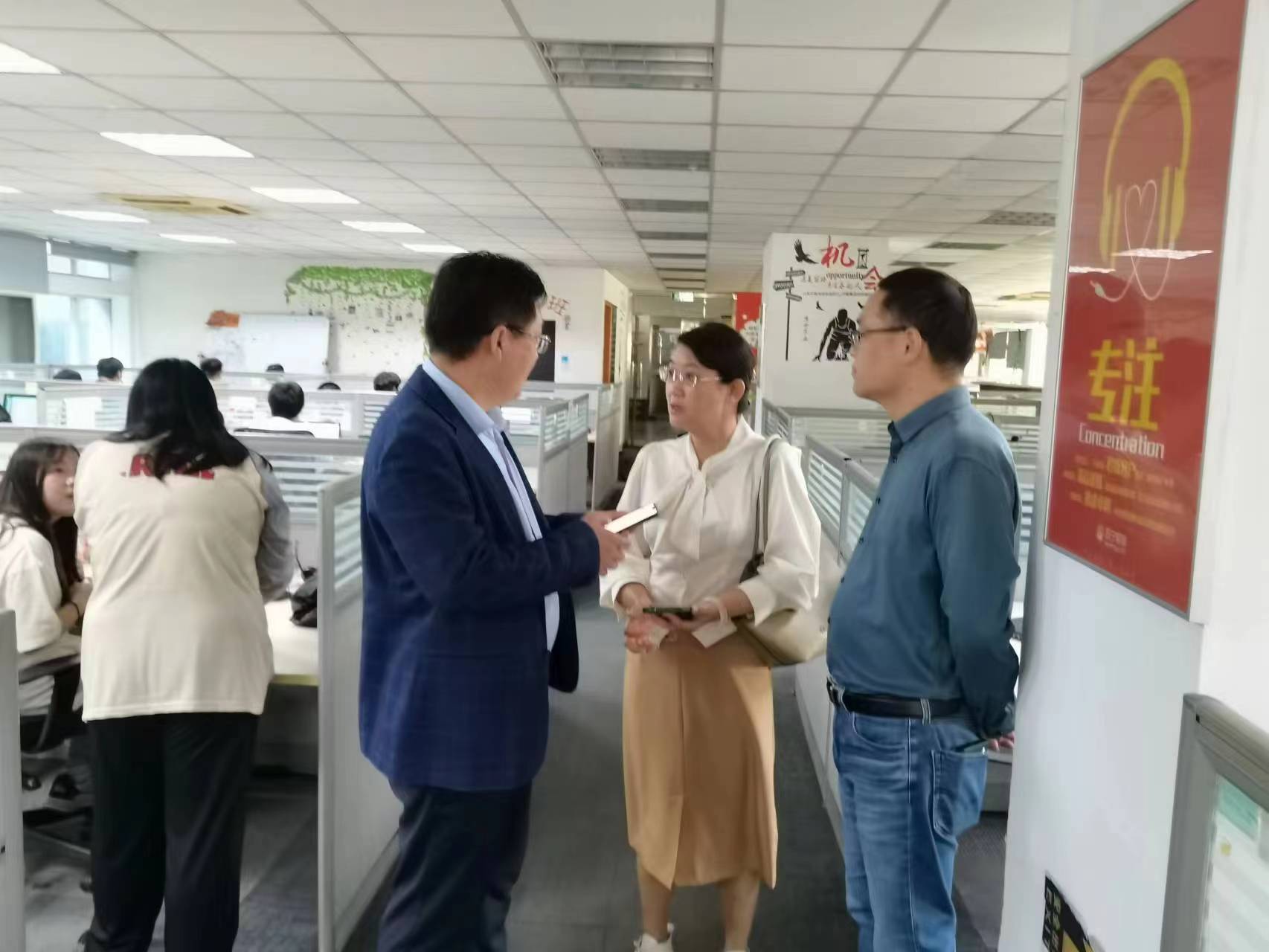 回訪企業(yè)實習(xí)學(xué)生，關(guān)懷職業(yè)成長道路