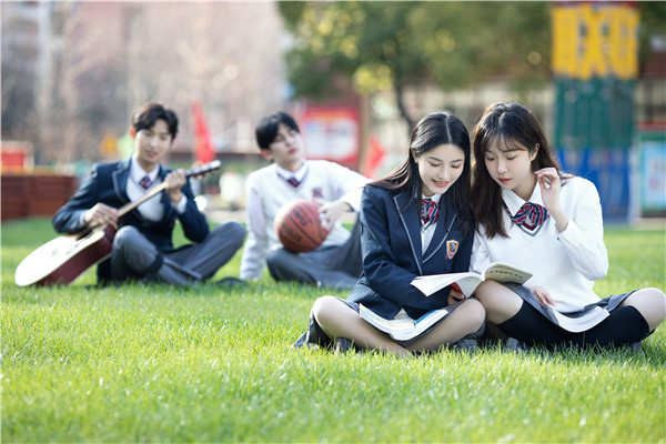 初<a href=http://njxh.cn target=_blank class=infotextkey>高中</a>女生選什么<a href=http://njxh.cn target=_blank class=infotextkey>專業(yè)</a>好？