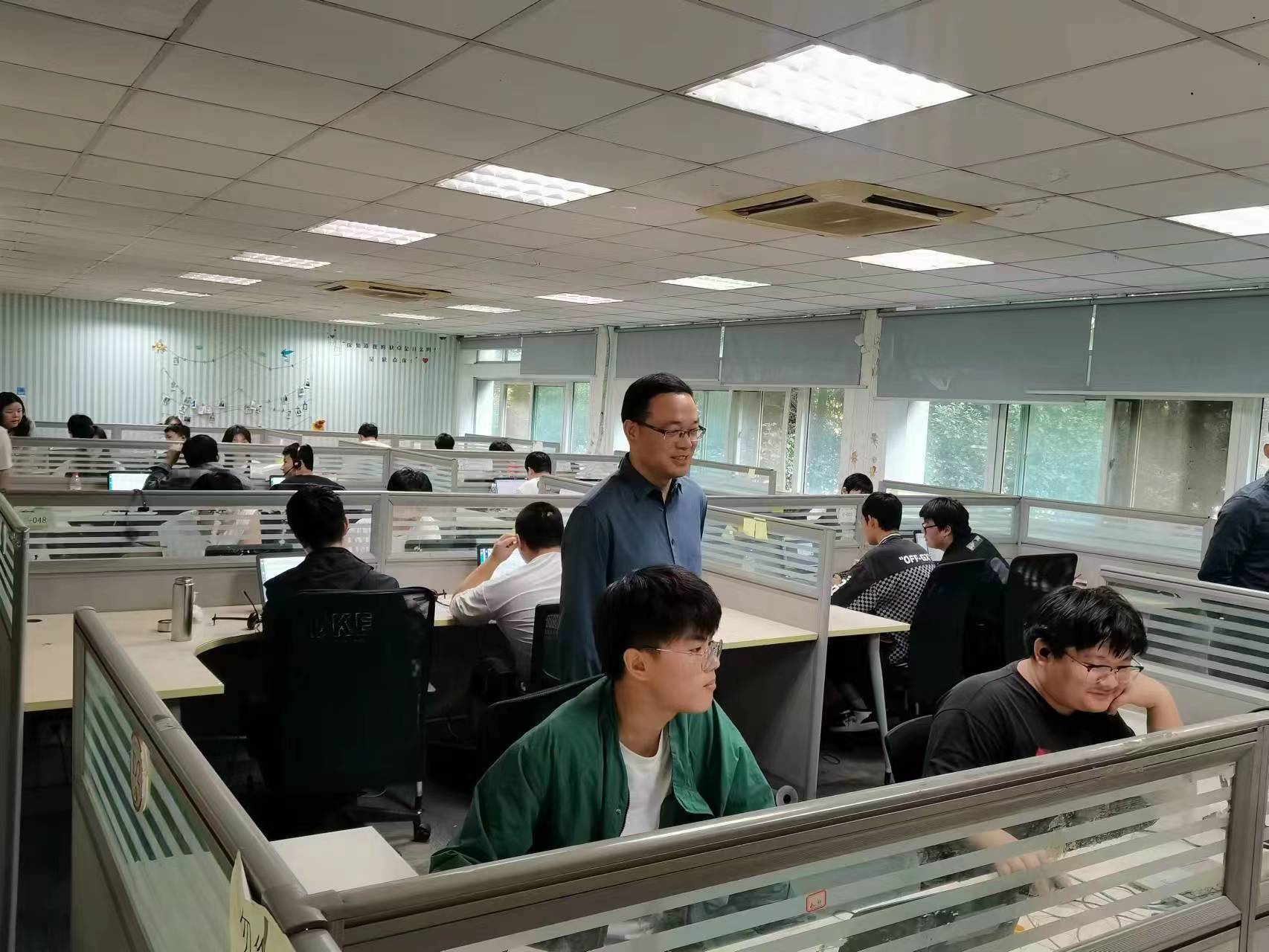 回訪企業(yè)實(shí)習(xí)學(xué)生，關(guān)懷職業(yè)成長道路