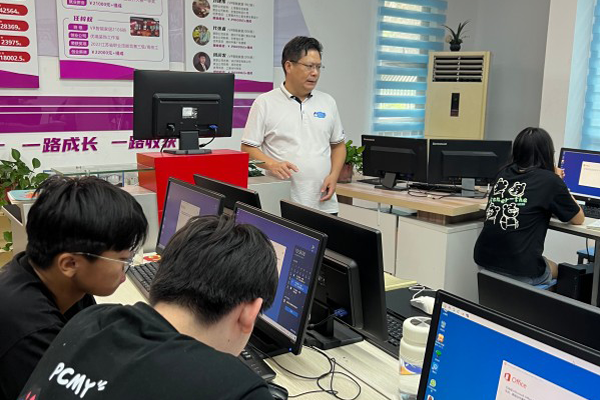 筑夢新崗位，啟航職場路 | 南京新華電腦開展就業(yè)指導(dǎo)宣講課