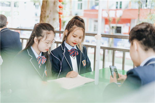 考不上高中，女生學(xué)什么專業(yè)好？