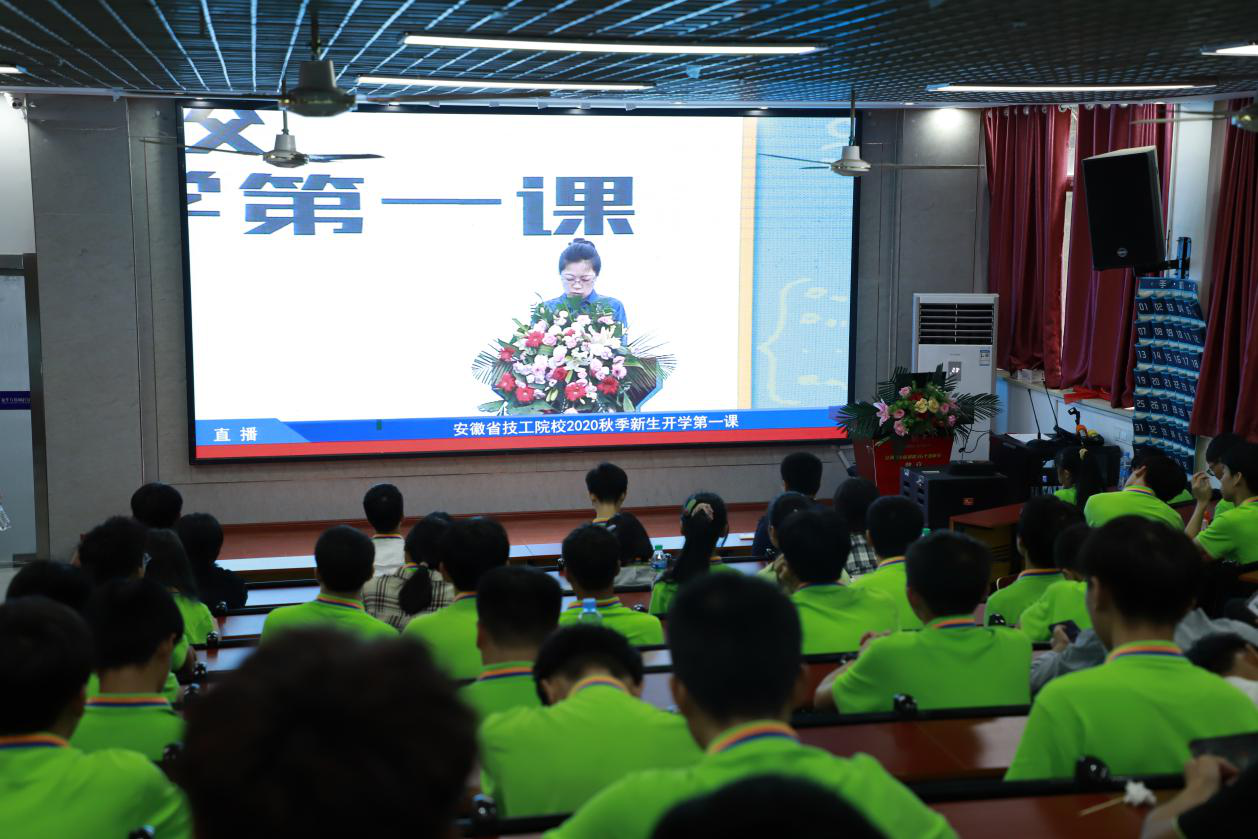 今天，新華萬名師生同上一堂課，是一種什么樣的體驗？