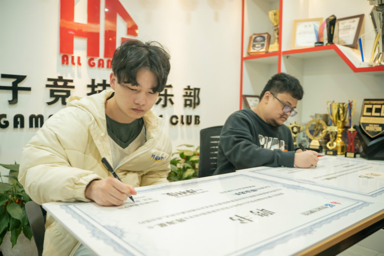 實(shí)力見(jiàn)證！又一新華電腦教育學(xué)子簽約AG俱樂(lè)部！