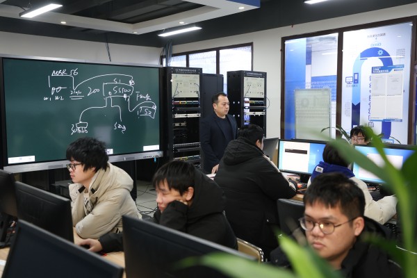 初中成績不好上不了高中怎么辦？南京新華為你點亮技能人生！