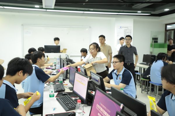 南京新華電腦夏日關(guān)懷行動，助力學(xué)子清涼度夏！