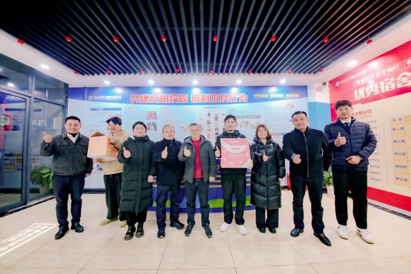 南京新華吳元紅校長(zhǎng)晚間慰問查寢，并為學(xué)生送關(guān)懷！